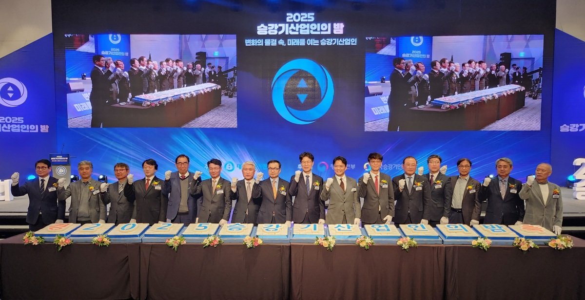 12월 2일 서울 드래곤시티호텔 3층 그랜드볼룸 한라홀에서 ‘2025 승강기산업인의 밤’ 행사가 열렸다. 왼쪽부터 이민권 대한승강기협회 상근부회장, 이현석 한국승강기대학교 총장, 조수억 한국승강기학회 회장, 김기영 한국엘리베이터협회 회장, 최용진 대한전문건설협회 승강기‧삭도공사업협의회 회장, 손영선 한국승강기공업협동조합 이사장, 고성균 한국승강기안전공단 이사장, 조재천 대한승강기협회 회장, 황기연 행정안전부 예방정책국장, 정지훈 오티스엘리베이터 대표, 조영조 티케이엘리베이터코리아 대표, 김원순 원신엘리베이터 대표, 이종훈 미쓰비시엘리베이터 상무, 류희인 대한승강기협회 초대협회장, 김승호 지엔피리프트 대표, 박종호 은성이엠에스 대표. 대한승강기협회 제공