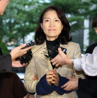 이진숙 전 방송통신위원장이 10월 2일 긴급체포돼 서울 영등포경찰서로 압송되고 있다. 뉴시스