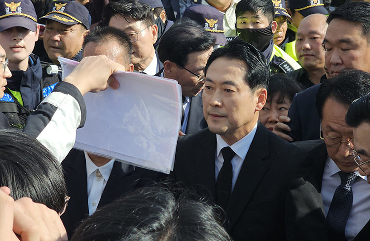 11월 6일 장동혁 국민의힘 대표가 광주를 찾아 국립5·18민주묘지를 참배하기 위해 들어서자 일부 단체 회원들이 막아서고 있다. 뉴스1