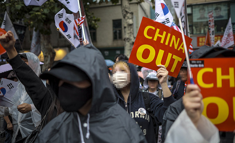 10월 3일 서울 종로구 동대문역 인근에서 열린 청년 보수단체 자유대학의 정부 규탄 집회에서 참가자들이 피켓을 들고 구호를 외치고 있다. 뉴시스