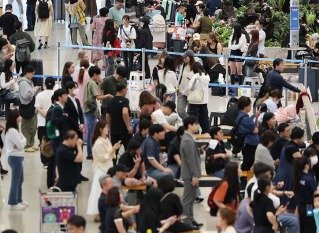 중국 단체 관광객의 무비자 입국이 시작된 9월 29일 인천국제공항 제1터미널 입국장이 인파로 붐비고 있다. 뉴시스