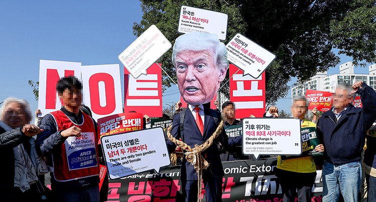 10월 29일 경북 경주시 동천동 구황교 인근에서 ‘2025 APEC 반대 국제민중행동조직위원회’ 관계자들이 트럼프 미국 대통령 방한 규탄 기자회견에서 ‘노 트럼프’ 퍼포먼스를 하고 있다. 뉴시스