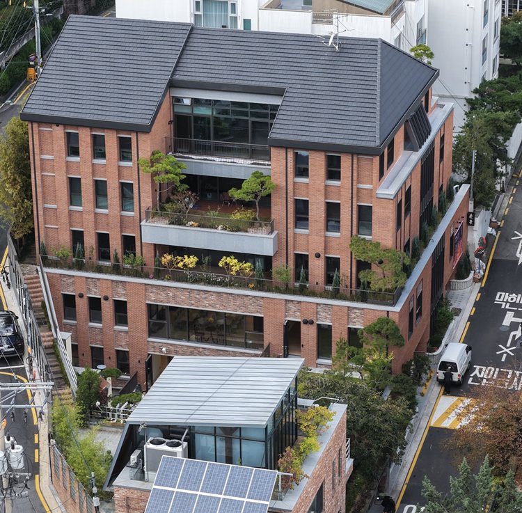 2025년 9월 완공된 각당 신관(서울 종로구 신문로 2가). 라제건 회장은 자원봉사자들이 모이고 소통하는 장소를 마련하기 위해 1960년대에 선친이 지은 집을 허물고 그 터에 신관을 세웠다. 앞쪽 건물이 2010년에 완공한 각당복지재단 본관이다.