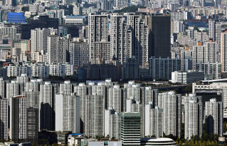 10월 15일 경기 광주 남한산성에서 내려다본 서울의 아파트 단지. 이날 정부는 강남구·서초구·송파구·용산구 4개 자치구의 규제 지역 지정은 유지하면서, 나머지 서울 21개 자치구 전역과 경기도 12개 지역을 조정대상지역 및 투기과열지구, 토지거래허가구역으로 추가 지정했다. 뉴스1