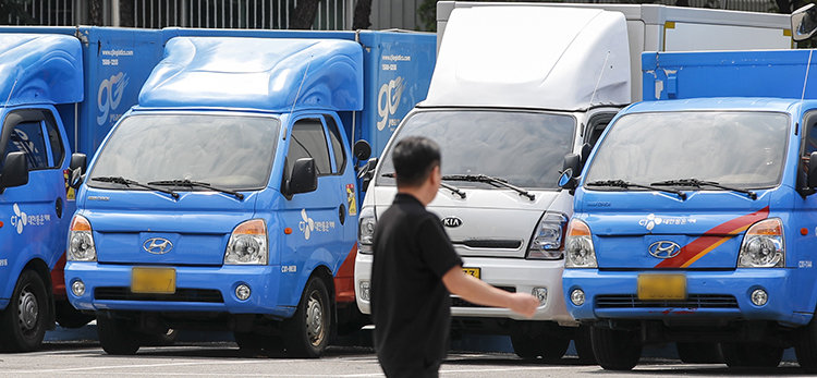 2023년 8월 13일 서울 시내 한 택배물류센터에 배송 차량들이 주차돼 있다. 뉴스1