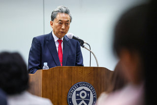 ‘지한파’로 꼽히는 하토야마 유키오 전 일본 총리가 2023년 9월 14일 서울 마포구 연세대 김대중도서관에서 열린 ‘김대중 대통령 탄생 100주년 기념 명사초청 강연회’에서 강연하고 있다. 뉴스1