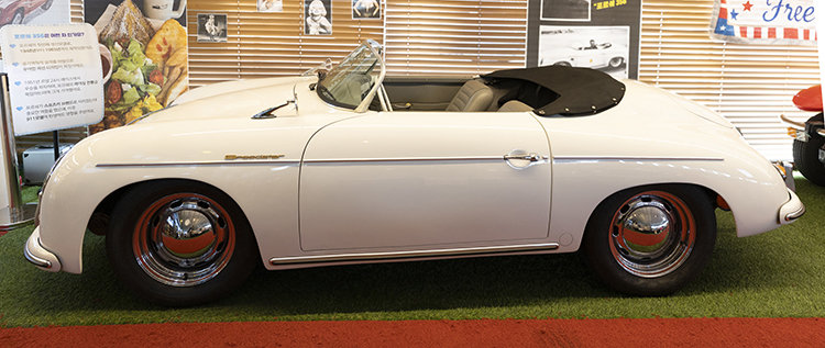 포르셰 356A(1948). 배우 제임스 딘이 속도를 즐기기 위해 자주 탔던 모델이다.