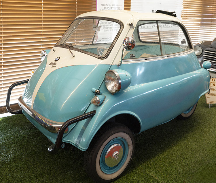 BMW 이세타(1953)는 오토바이 엔진을 장착한 초소형 자동차다.