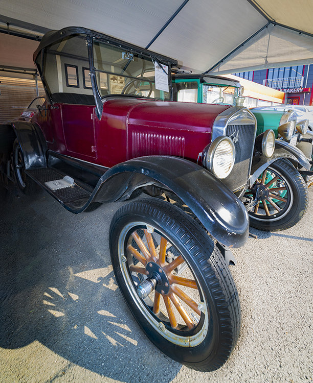 포드 T(1908). 1908~1927년까지 포드에서 생산한 자동차의 원조 격 모델이다. 휠이 나무로 만들어졌다.