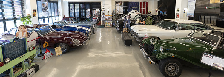 전설 같은 자동차들이 전시장에 가득하다.