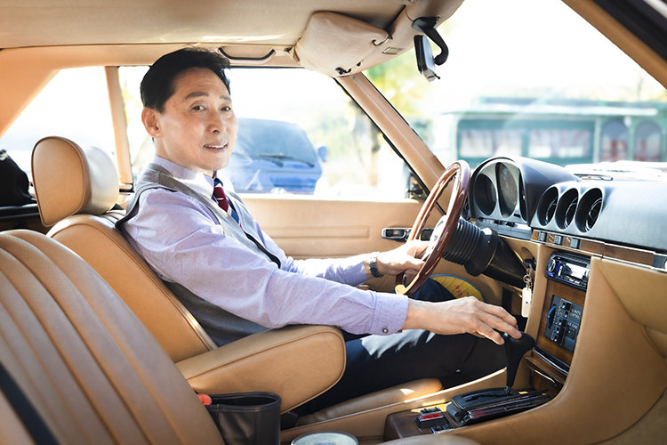클래식 자동차의 멋과 낭만을 즐기는 김성환 더원클래식 대표.