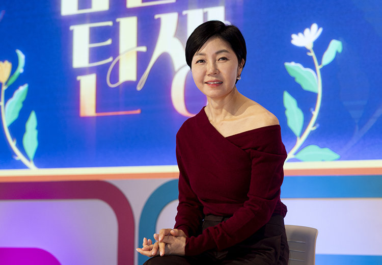 정은아 아나운서는 평생을 목표로 이루고 싶은 버킷 리스트로 “아주 호기심 많고 건강하며 따뜻하고 다정한 할머니”를 꼽았다. 지호영 기자 