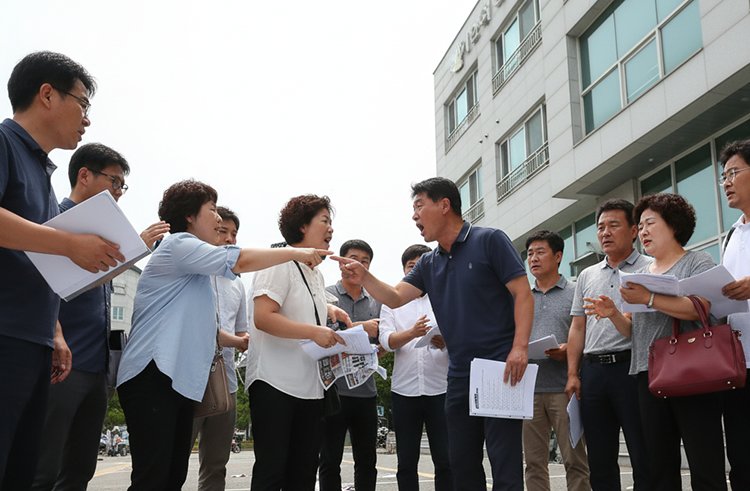 지역주택조합원들이 조합원 지위를 두고 다투는 모습. AI 생성 이미지