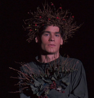 영화 ‘죽은 시인의 사회’의 등장인물 ‘닐 페리(로버트 숀 레너드)’가 연극 ‘한여름 밤의 꿈’에서 요정 ‘퍽’ 역을 맡아 연기하고 있다. IMDB