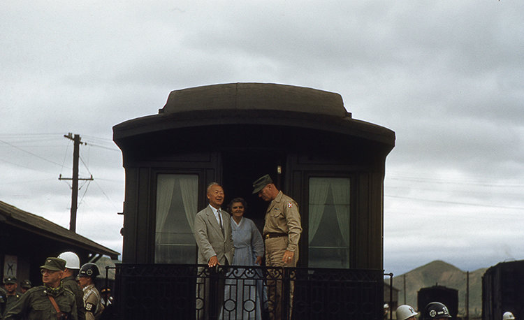 6·25전쟁이 한창이던 1952년, 이승만 대통령(왼쪽)과 그의 부인인 헝가리 태생의 프란체스카 도너 여사(가운데)가 미군 사령관 제임스 밴 플리트 장군(오른쪽)과 함께 남한의 철도 차량 뒤에서 포즈를 취하고 있다. Gettyimage