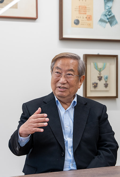 라제건 동아알루미늄 회장은 무게는 줄이고 강성은 늘린 획기적인 알루미늄 소재를 개발해 전 세계 프리미엄 텐트 폴 시장의 90%를 석권했다. 홍태식 객원기자