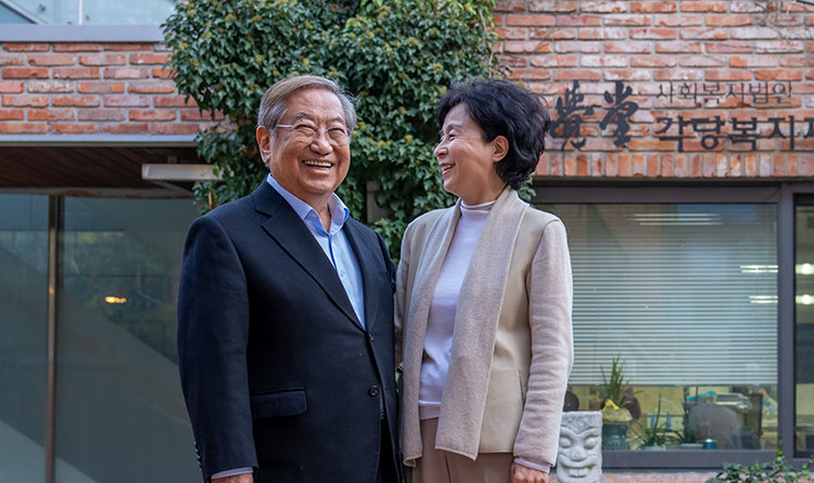 라제건 회장은 어머니 김옥라 여사의 뒤를 이어 2015년 각당복지재단 이사장으로 취임했다. 아내 오혜련 여사는 2021년부터 각당복지재단 회장으로 실질적인 교육 프로그램을 운영하고 있다. 아버지가 세우고 어머니가 일군 재단을 막내아들과 며느리가 이끌어가고 있다. 홍태식 객원기자