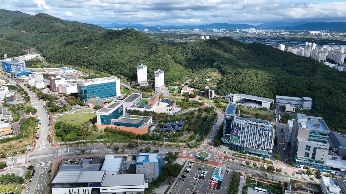 대구 동구에 위치한 K-MEDI hub(대구경북첨단의료산업진흥재단) 핵심연구시설 전경. K-MEDI hub