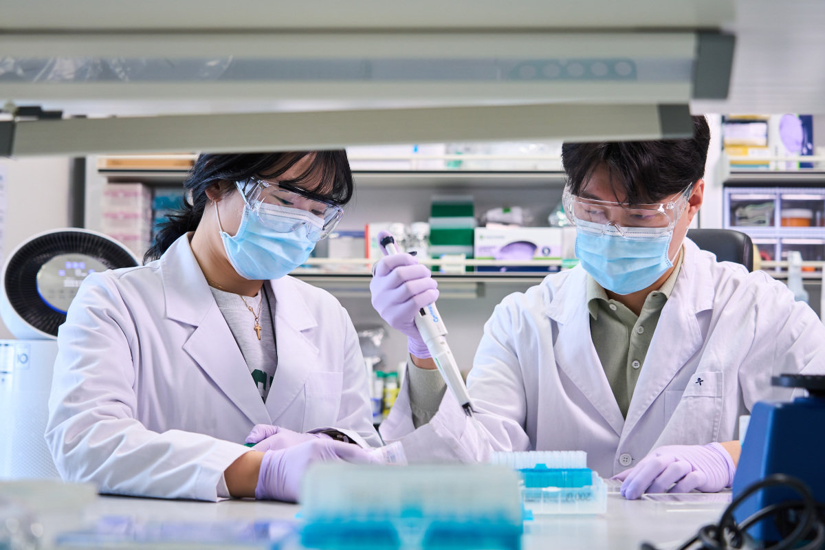 K-MEDI hub는 AI 기술 연구개발 역량 확보를 위해 2025년 7월 전담 부서를 신설하고 신약 분자설계와 의료로봇, 소프트웨어 분야를 중점적으로 연구 지원해 재단의 AI 전환을 가속할 계획이다. K-MEDI hub