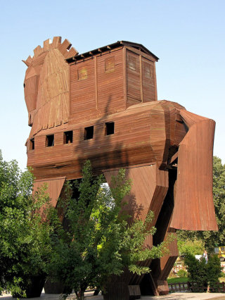 고대 트로이로 추정하는 도시인 튀르키예 차나칼레에는 트로이 목마를 본뜬 조형물 ‘히살리크’가 있다. 위키피디아