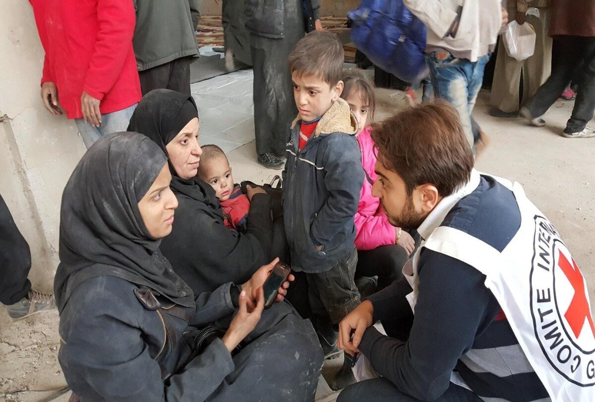 ICRC는 실종자 가족을 직접 방문하는 일을 최우선 순위로 세워두고 있다. 가족 실종 경위와 마지막 목격 정보, 이동 경로 등을 묻고 방문 가정에 정서적지원, 경제적 지원이 필요한지 검토한다. 지속적인 연락과 방문으로 난민가족과 깊은 유대감을 형성하고 있는 직원이 많다(2016-11-29, 시리아).©ICRC