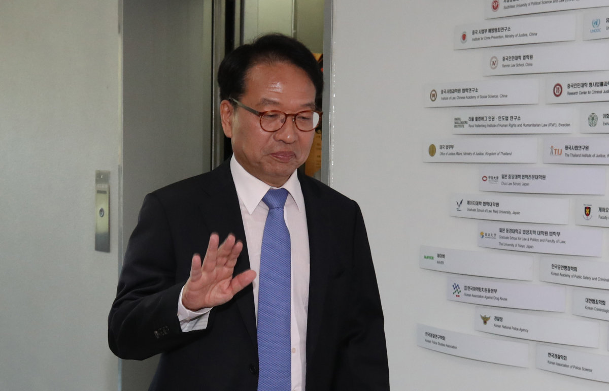 한인섭 서울대학교 법학전문대학원 교수는 12월 7일 배우 조진웅의 과거 범죄 이력에 대해 “어두운 과거에 함몰되지 않고, 수십년간 노력하여 사회적 인정을 받는 수준까지 이른 것은 상찬받을 일”이라는 내용의 글을 자신의 페이스북에 남겼다. 동아DB