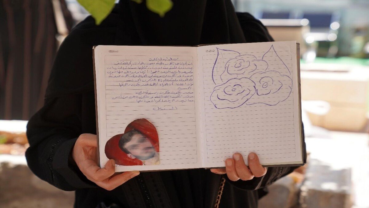 MHPSS 세션에 참가한 난민이 실종된 남편에 대해 적은 일기를 보여주고 있다(2024-06-05, 요르단). ©ICRC