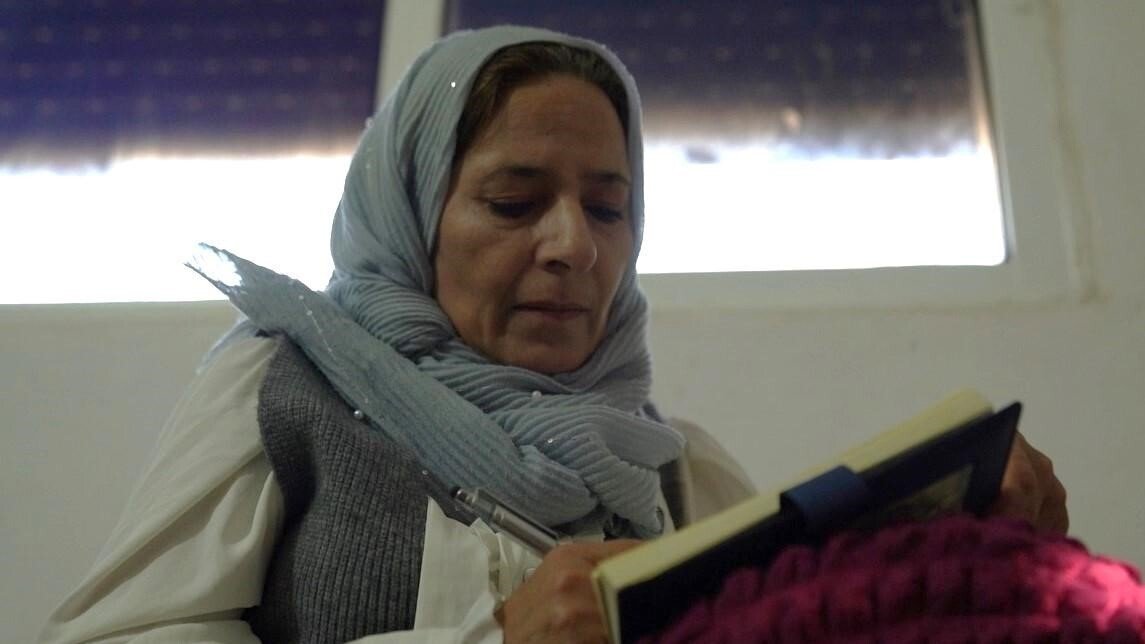 시를 쓰고 있는 하미다. 언제부터 시를 썼냐 묻자 “어릴 때부터 글쓰기를 좋아했다”고 답했다. 암만=지희수 기자