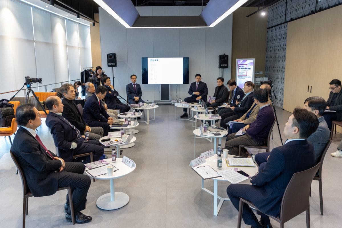 12월 5일 서울 용산구 전쟁기념관에서 열린 ‘제12회 KWO 나지포럼’에 참석한 참가자들이 세계 외교‧안보 현황이 한국에 미칠 영향에 대해 토론하고 있다. 왼쪽부터 시계방향으로 남성욱 고려대 통일외교학부 교수, 윤강현 전 주이란대사, 김원수 전 유엔사무차장, 백승주 전쟁기념사업회장, 최윤희 전 합참의장, 유성옥 국가안보전략연구원 이사장, 박노벽 전 주러시아대사, 김용휘 융갤러리 회장, 신석호 화정평화재단 연구위원, 신범식 서울대 정치외교학부 교수, 마영삼 전 주이스라엘대사, 김귀근 전 연합뉴스 한반도부부장, 이철재 중앙일보 군사안보연구소장, 천명국 한국과학기술원 국방전문위원, 이상규 한국국방연구원 핵안보실장. 홍태식 객원기자