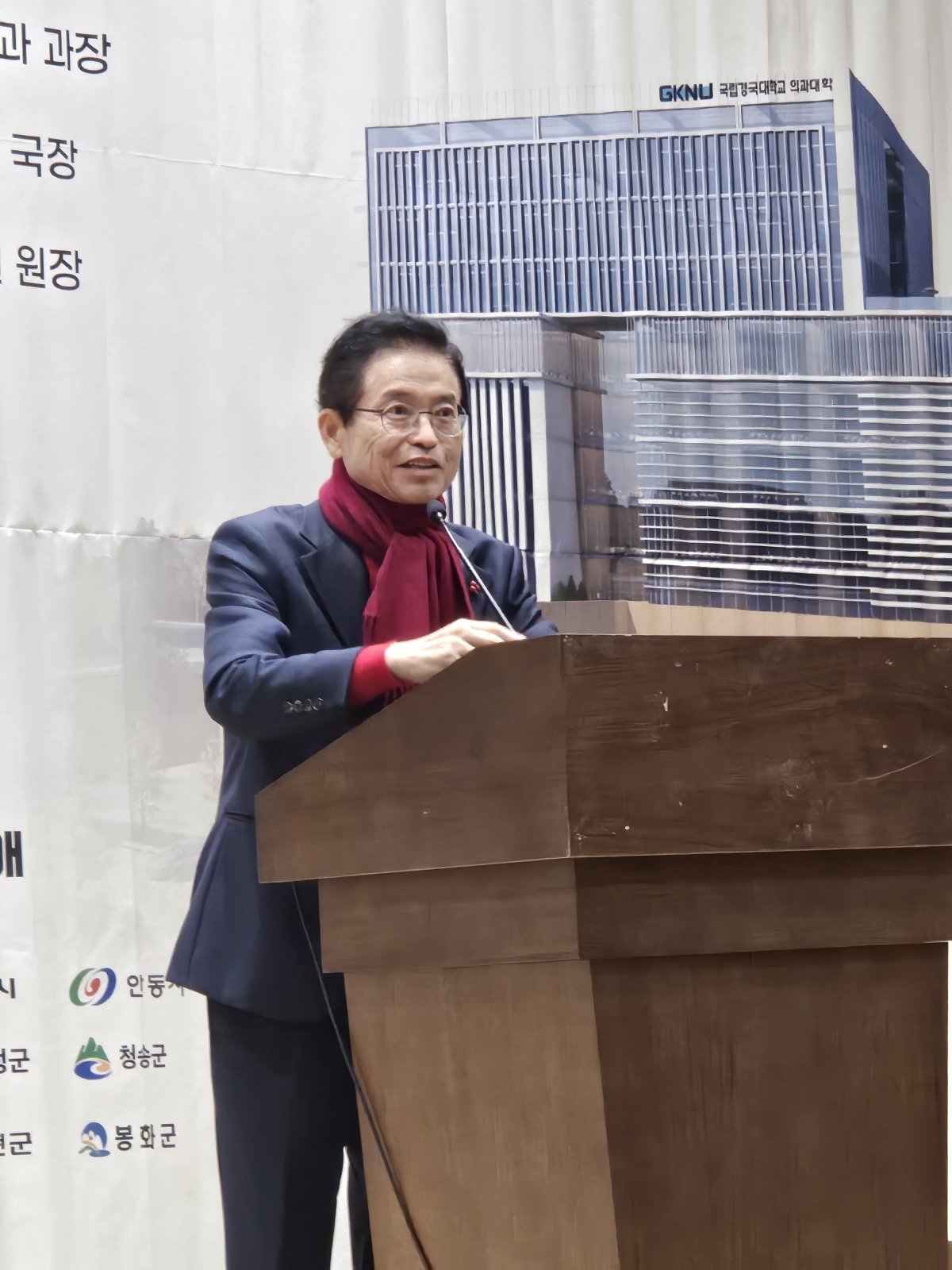 이철우 경북지사가 토론회에서 “경북 국립의대 설립은 더는 선택의 문제가 아닌, 반드시 이뤄야 하는 최우선 과제”라고 말하고 있다. 최진렬 기자