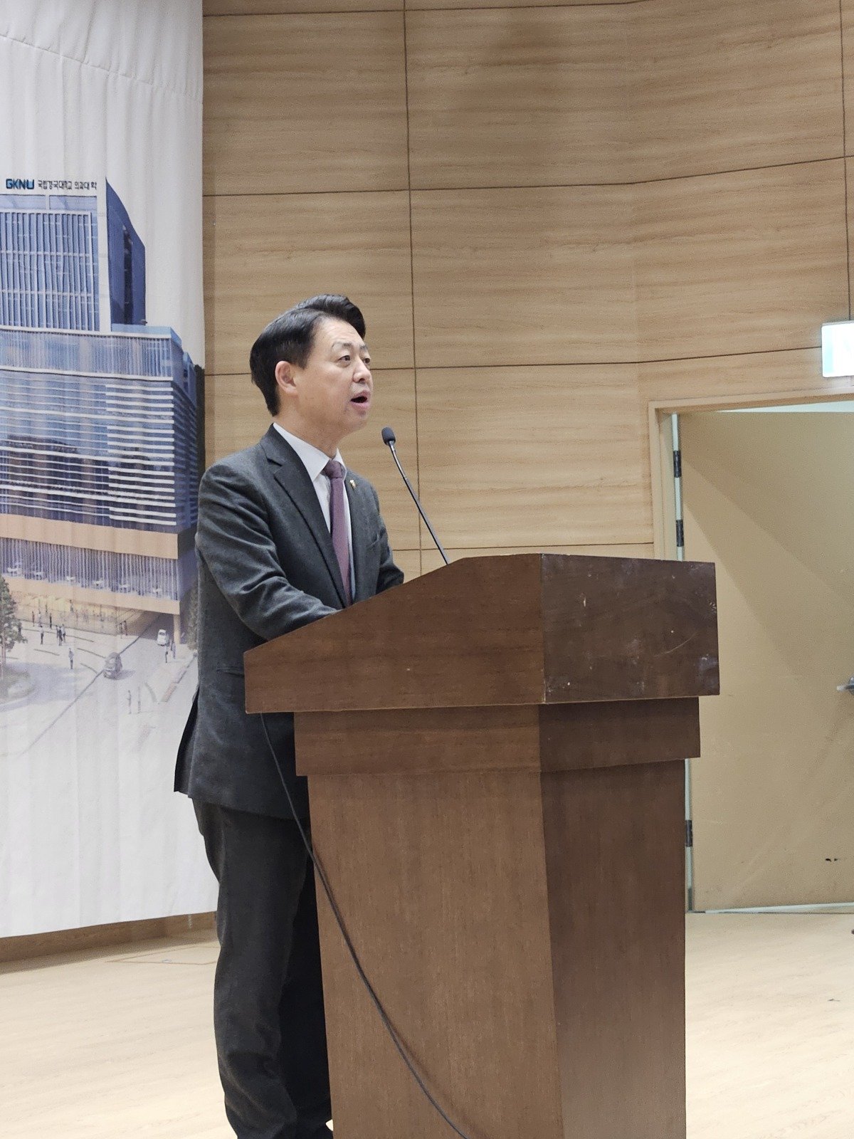 겸영호 국회 교육위원장이 “국립의대를 통해 지역맞춤형 의료인재를 양성하고, 지역 소멸 위기를 극복하게 되길 바란다”고 말하고 있다. 최진렬 기자