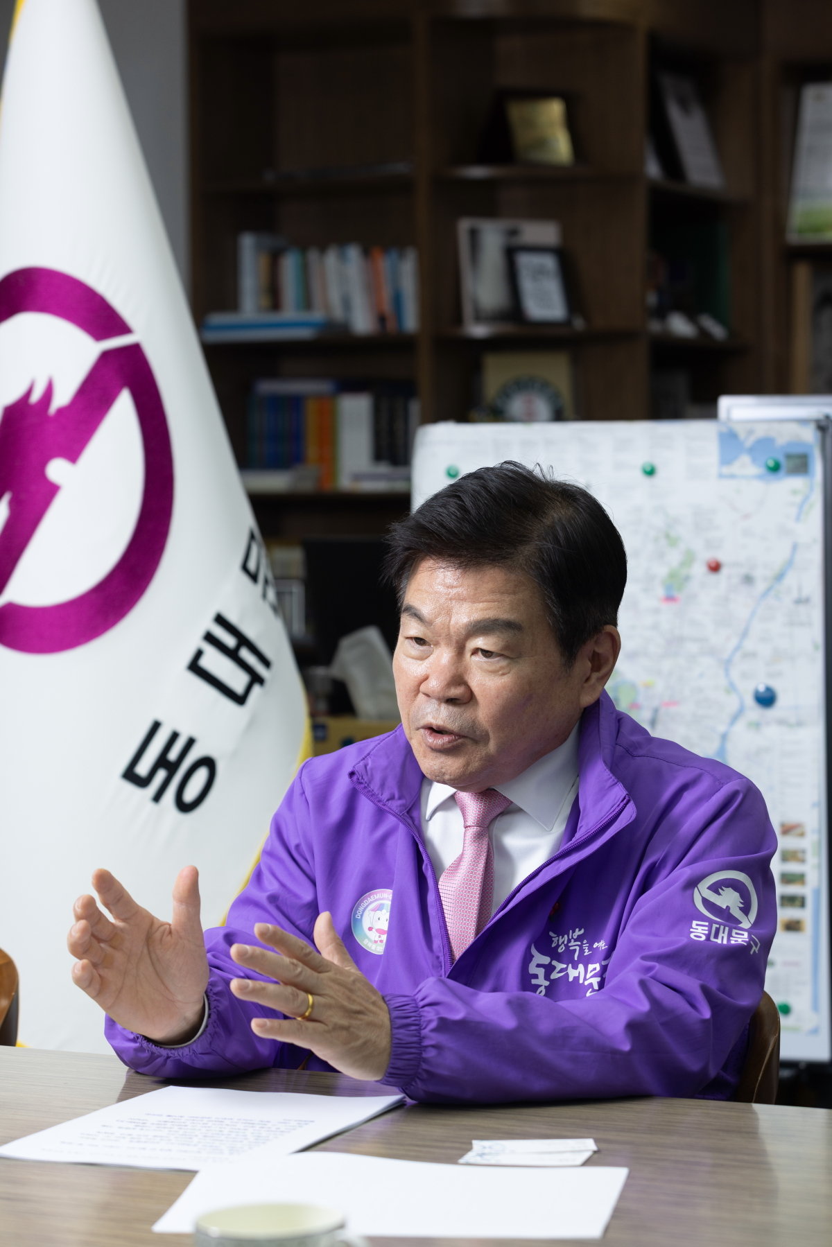 이필형 동대문구청장이 2025년 12월 8일 동대문구청장실에서 기자의 질문에 답하고 있다. 이상윤 객원기자