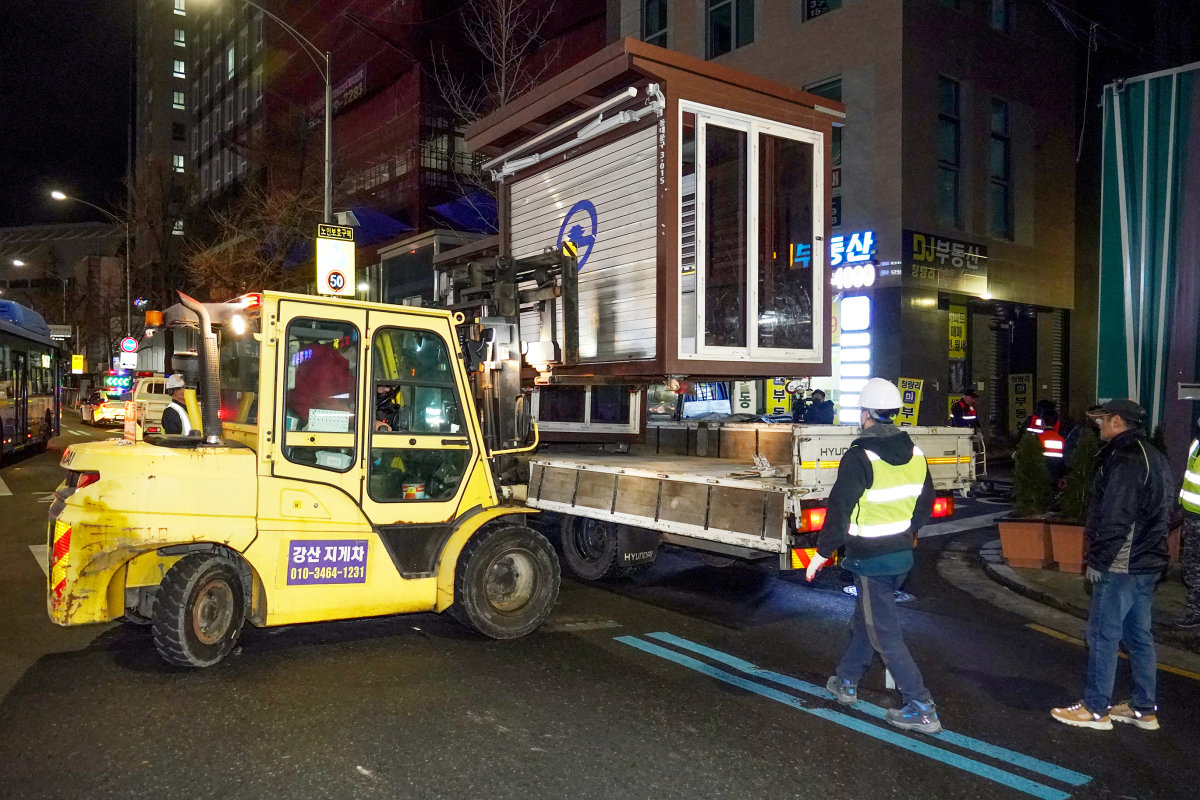 2023년 2월 14일 동대문구 관계자들이 서울 동대문구의 노점 한 곳을 철거하고 있다. 뉴스1