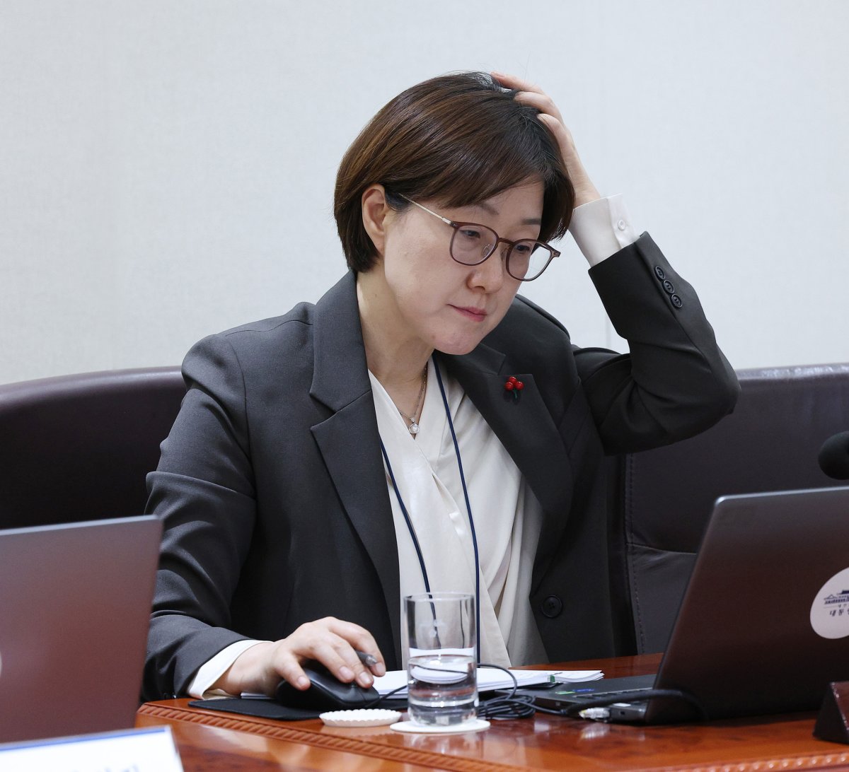 김현지 대통령실 제1부속실장이 2025년 12월 9일 서울 용산 대통령실에서 열린 제53회 국무회의에 참석해 자리에 앉아 있다. 동아DB