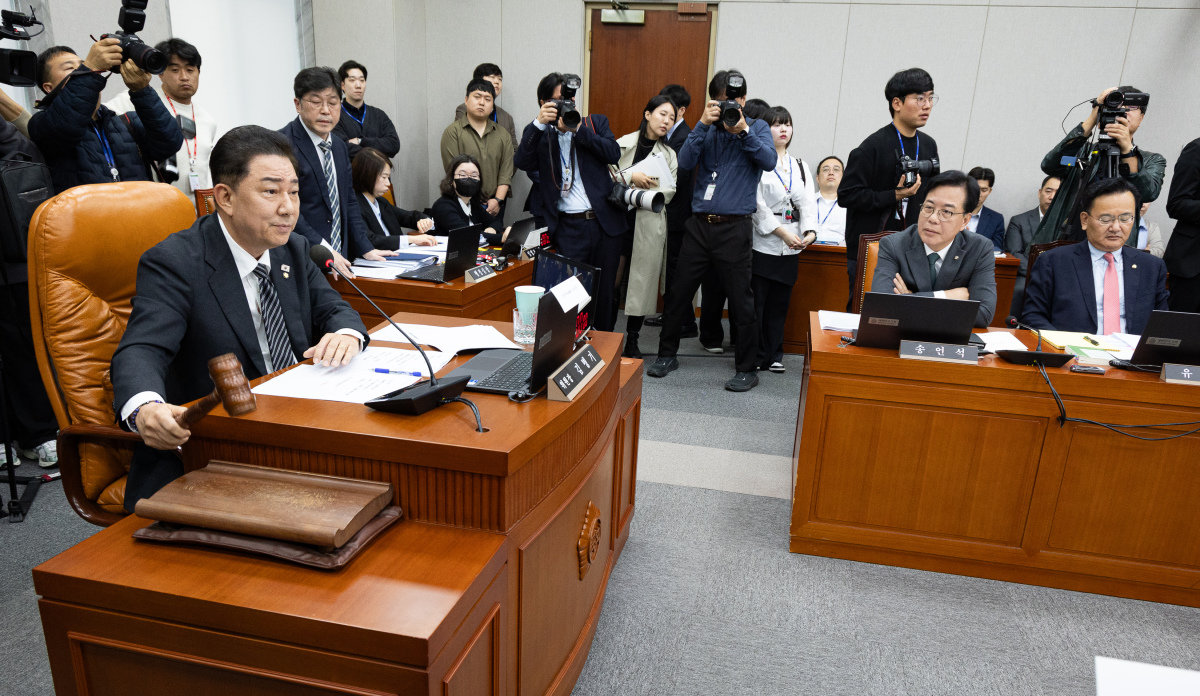 김병기 국회 운영위원장이 2025년 11월 6일 서울 여의도 국회에서 열린 국회운영위원회의 대통령비서실 등에 대한 국정감사에서 감사 중지를 선언하며, 결국 김현지 대통령실 제1부속실장은 국감에 증인으로 출석하지 않게 됐다. 뉴스1