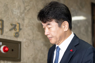 문진석 더불어민주당 원내수석부대표가 2025년 12월 8일 서울 여의도 국회에서 열린 비공개 의원총회에 참석하고 있다. 뉴스1