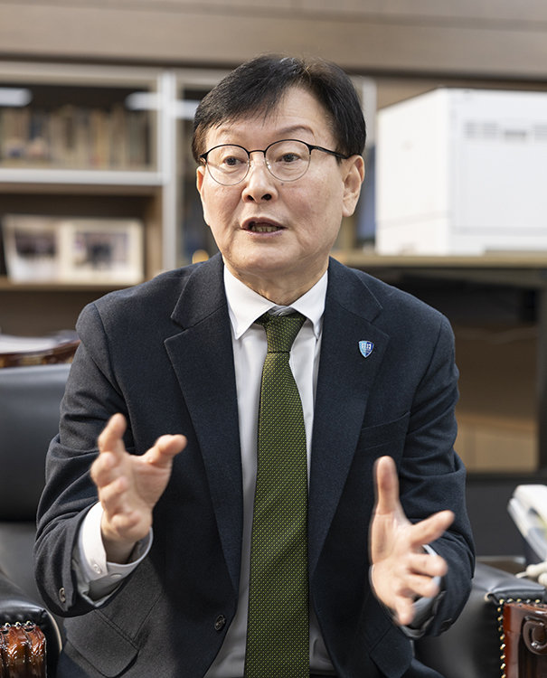 정태주 국립경국대 총장이 12월 3일 경북 안동 국립경국대 총장실에서 ‘신동아’와 인터뷰하고 있다. 홍중식 기자