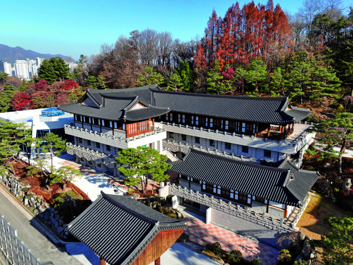 늦가을 산세와 어우러져 고즈넉한 엘로힘기념관 전경. 하나님의 교회