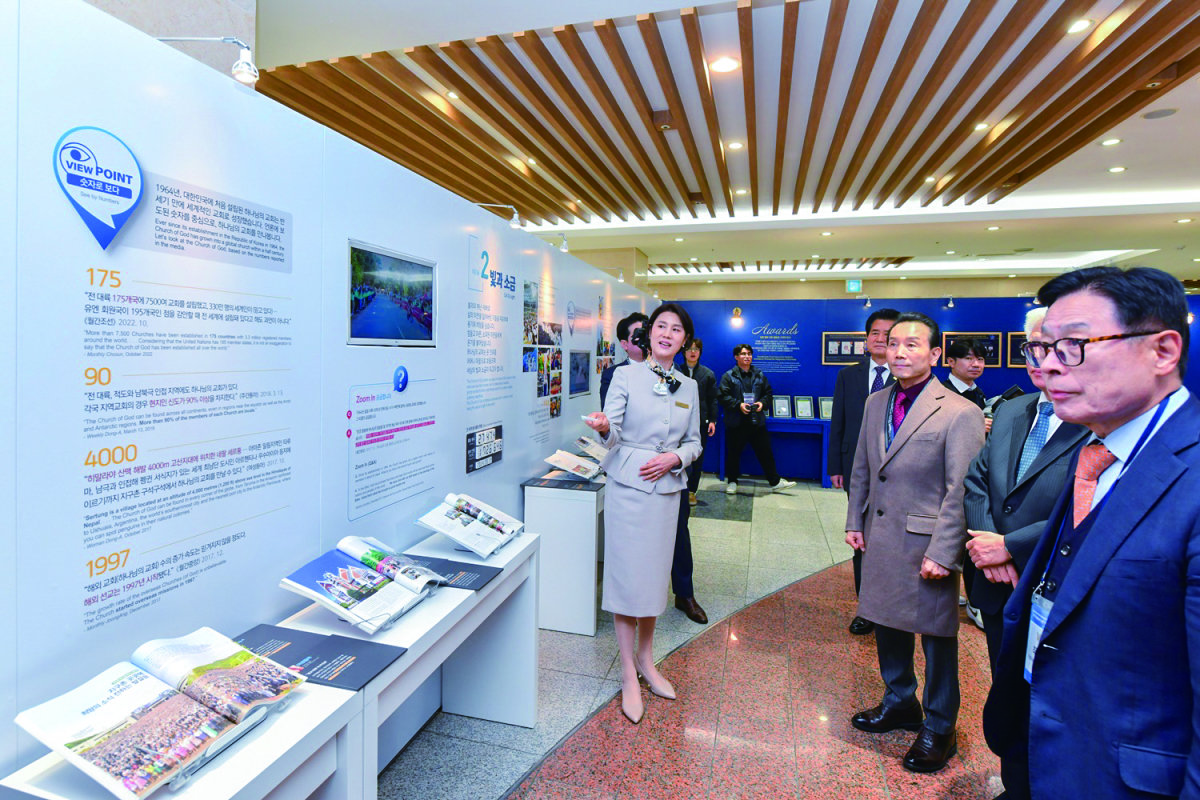 각계 인사들이 도슨트(전시해설사)의 설명을 경청하며 ‘Media’s Views’ 전시회를 둘러보고 있다. 하나님의 교회