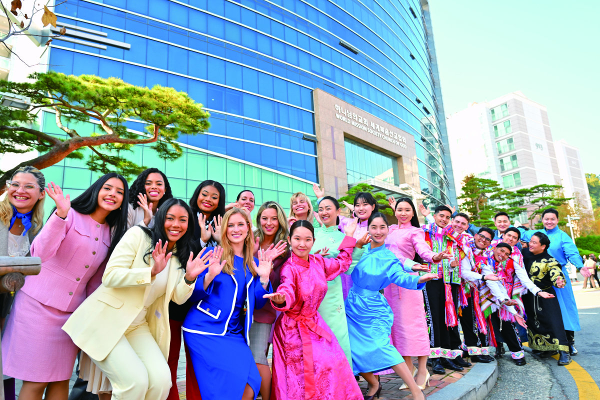 ‘새예루살렘 판교성전’ 앞에서 함께한 83차 해외성도방문단. 하나님의 교회