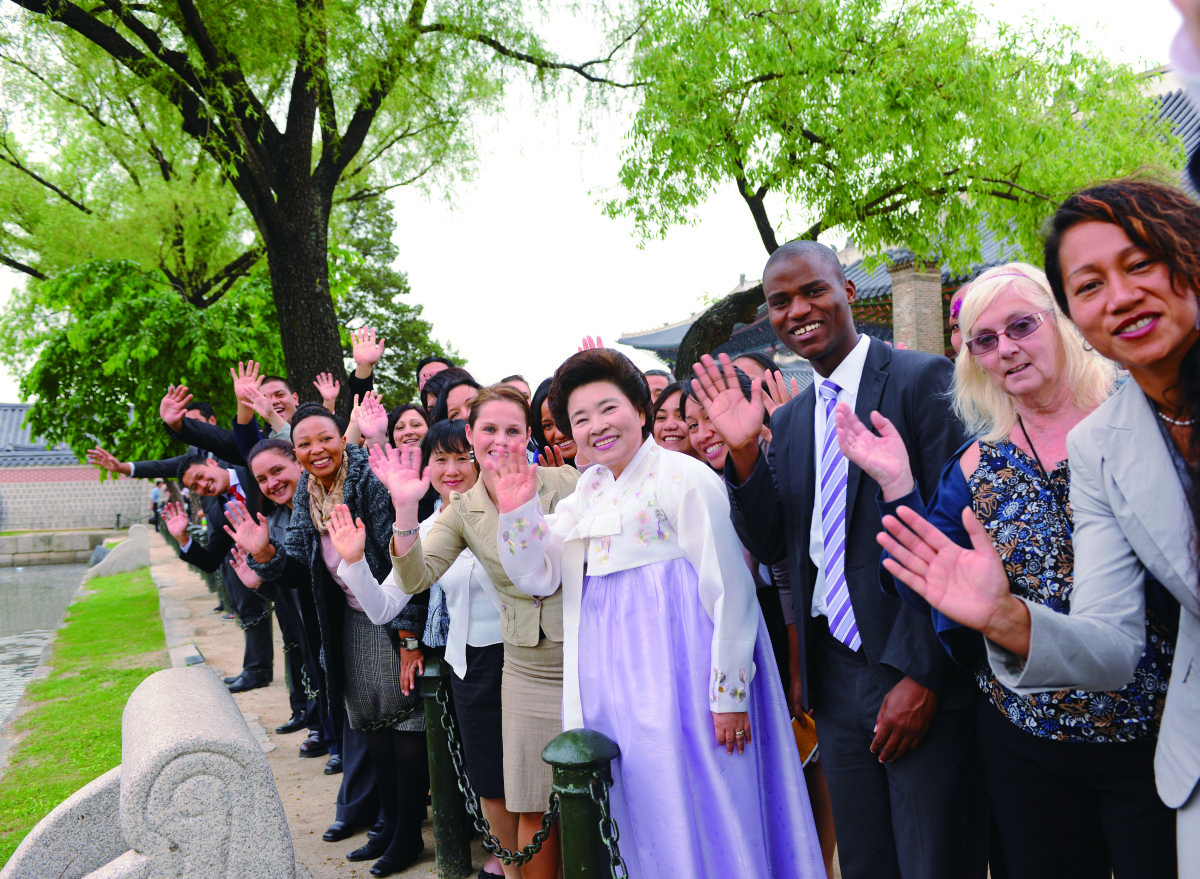 호주, 뉴질랜드, 몽골 등지에서 온 51차 해외성도방문단이 경복궁에서 즐거운 추억을 남겼다. 하나님의 교회
