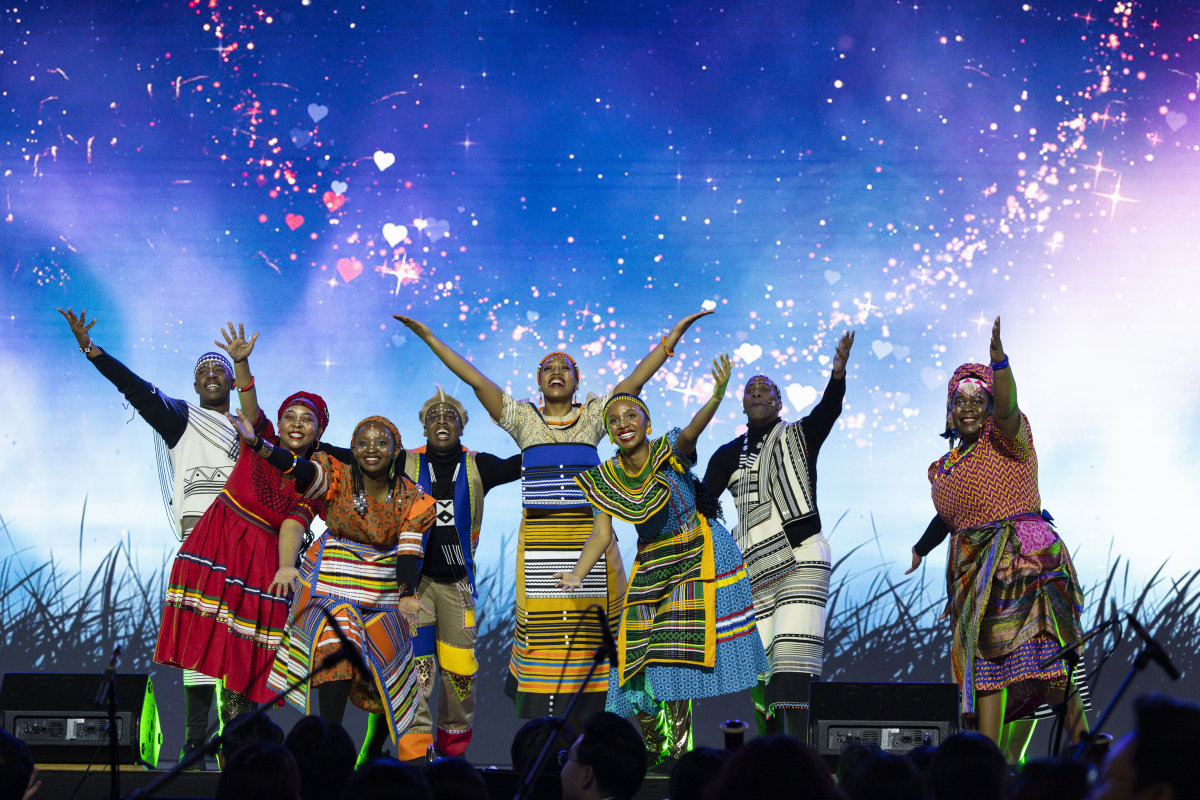 11월 16일 충북 옥천고앤컴연수원에서 개최한 글로벌 문화행사에서 남아프리카공화국 하나님의 교회 신자들이 애니메이션 ‘라이온 킹’ 주제가에 맞춰 흥겨운 무대를 선보이고 있다. 홍중식 기자