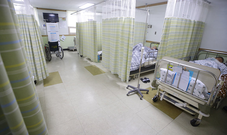지역의 한 2차병원에 환자들이 입원해 있다. 동아DB