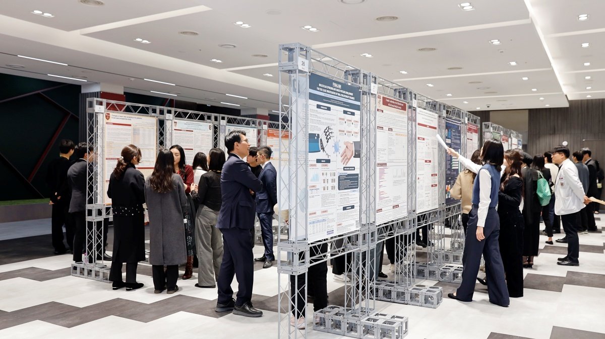 2024년 제7회 국제 호의학술제에서 학생들이 포스터 발표 세션을 진행하고 있다.  고려대 의과대학