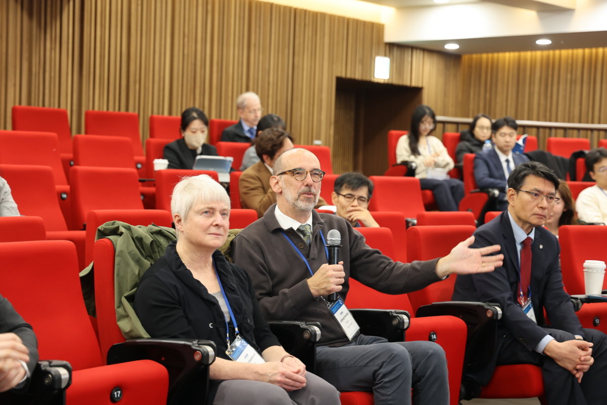 KU-MSTP 국제 심포지엄에서 바버라 카지미에르차크 미국 예일대 교수(왼쪽)와 앤서니 페란테 컬럼비아대 교수가 고려대 의대 연구자의 성과 발표 후 질의를 하고 있다. 고려대 의과대학