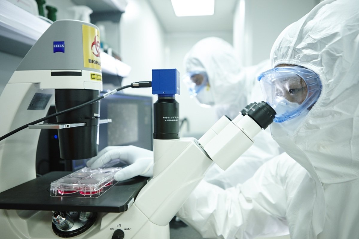 고려대 백신혁신센터는 다음 팬데믹에 대비하기 위한 효과적이고 안전한 백신개발을 목표로 삼고 있다. 관련 연구에 몰두하고 있는 백신혁신센터 연구진 모습. 고려대의료원