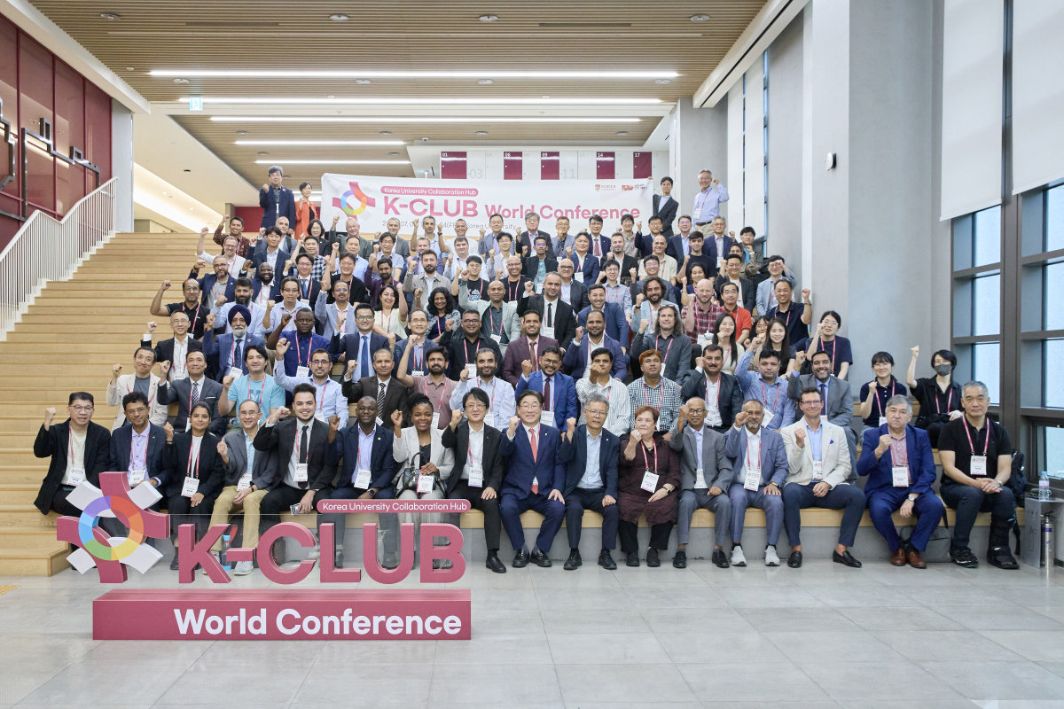 2025년 7월 개최된 K-CLUB 월드 콘퍼런스 참석자들이 기념 촬영을 했다. 고려대 의과대학