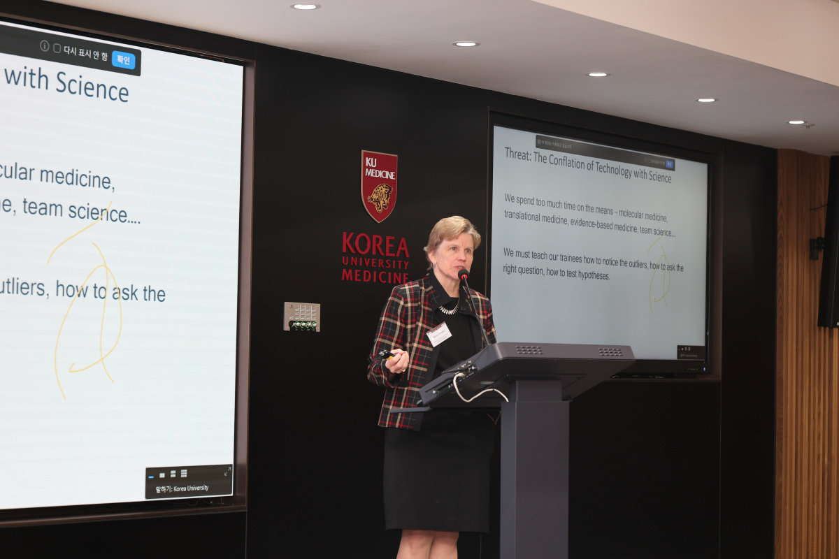낸시 브라운 미국 예일대 의대 학장이 의사과학자 양성을 주제로 기조 강연을 하고 있다. 고려대 의과대학