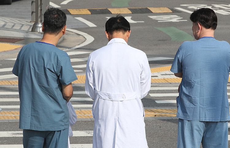 의사 수는 2005년 8만8383명에서 2024년 16만6197명으로 20년 사이 두 배 가까이 늘었지만, 응급실 뺑뺑이와 필수 진료과 붕괴는 일상적인 풍경이 됐다. 뉴스1