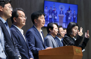 오기형 더불어민주당 대한민국 주식시장 활성화 TF 단장(가운데)을 비롯한 의원들이 2025년 6월 5일 서울 여의도 국회 소통관에서 상법 개정안 재추진 관련 기자회견을 하고 있다. 뉴스1